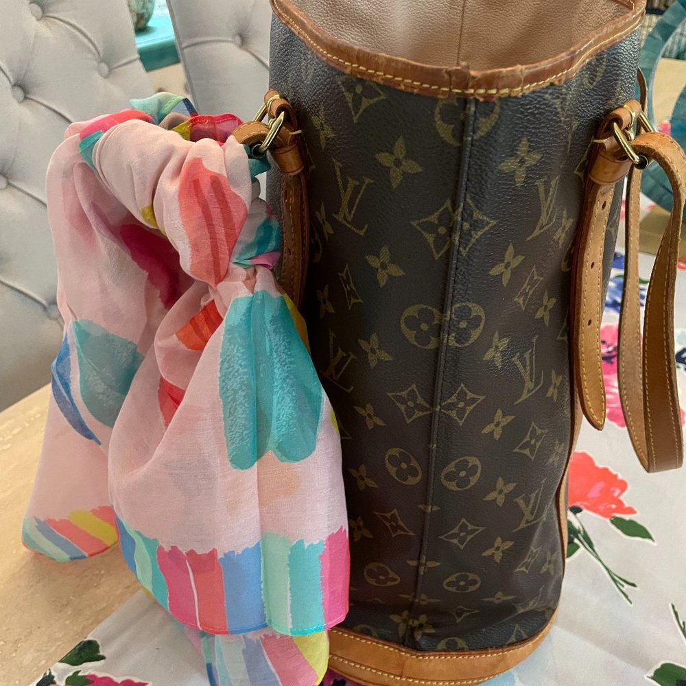 LOUIS VUITTON GM BUCKET BAG